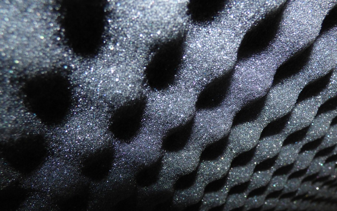 Panneaux d’absorption acoustique qu&rsquo;est-ce que c&rsquo;est et pourquoi faire appel à un spécialiste